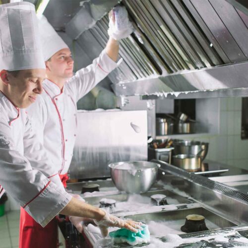 restaurateurs nettoyant la hotte de cuisine soi-même